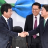 [서울포토] 악수하는 유승민 대표와 안철수 대표