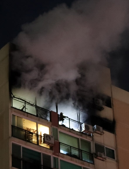 지난 28일 밤 서울 은평구 불광동 소재 아파트의 14층에서 화재가 발생해 창문에서 불길과 검은 연기가 뿜어져 나오고 있다. 연합뉴스