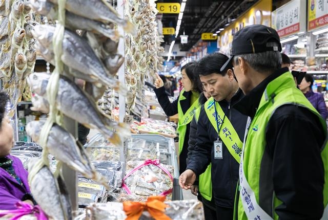 서울 송파구 관계자들이 전통시장에서 원산지 표시 위반 여부를 확인하고 있다.  송파구 제공