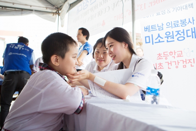 효성 미소원정대가 베트남 사업장 인근 초등학교를 방문해 현지 어린이의 건강을 살피고 있다.  효성 제공.