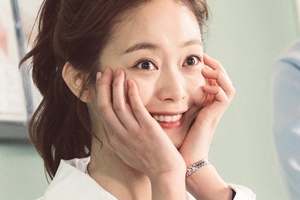 월화드라마 ‘크로스’ 전소민, 촬영장 밝히는 ‘상큼 꽃미모’