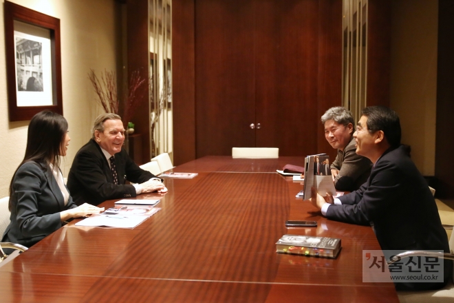 양기대(오른쪽) 광명시장이 29일 서울 하얏트 호텔에서 슈뢰더 전 독일 총리와 대담을 나누고 있다. 광명시 제공