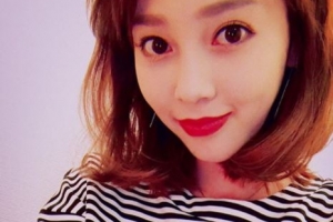 슈가 출신 아유미, 강렬한 레드립 셀카...“요즘 진한 입술에 빠져있어요”