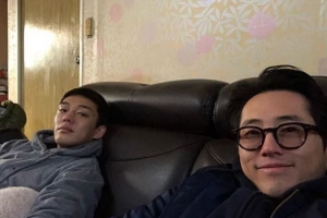 ‘버닝’ 스티븐 연-유아인, 나란히 소파에 기댄 채 셀카 ‘의외의 친분’