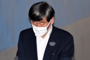 [서울포토] ‘흰마스크 쓴’ 원세훈 전 국정원장 법정으로