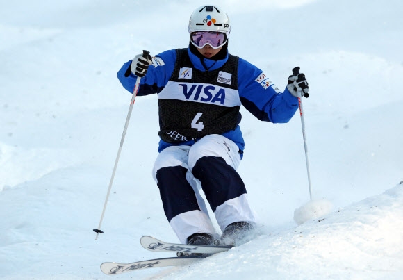지난 11일 미국 유타주 파크시티 디어 밸리 리조트에서 열린 2017~18 국제스키연맹(FIS) 월드컵 남자 모굴스키에 출전해 역주를 펼치는 최재우. AP 연합뉴스