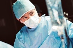 ‘크로스’ 조재현, 라이브 서저리 도중 위기 ‘날 선 눈빛 포착’