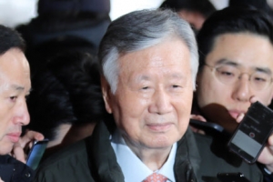 ‘아파트 폭리·탈세 의혹’ 이중근 검찰 출석…“법대로 했다”