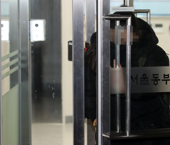 이명박 전 대통령이 실소유주라는 의심을 받는 자동차 부품업체 다스의 비자금 조성 의혹의 키를 쥔 다스 전 경리팀 여직원 조모씨가 31일 조사를 마치고 서울 동부지검을 나서고 있다. <br>연합뉴스