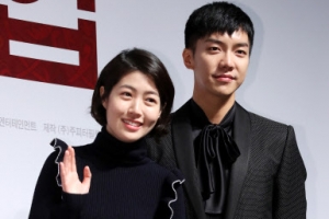 [포토] ‘잘 어울리죠?’… 심은경-이승기, 다정다감 커플