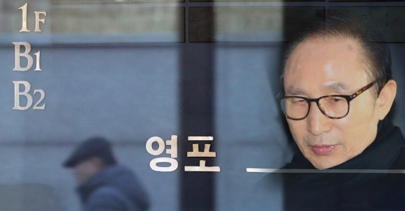 “다스 창고에서 나온 MB 청와대 문서, 거기 있으면 안 되는 자료들”