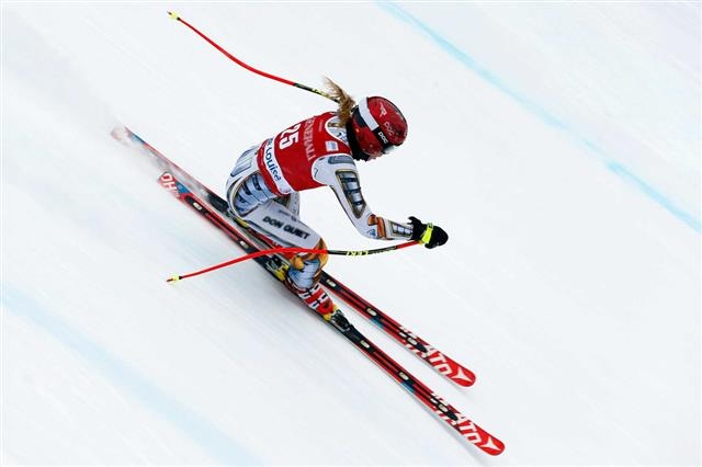 에스터 레데카(체코)는 평창 스키와 스노보드에 모두 출전해 동계올림픽 역사를 새로 쓴다. 지난해 레이크루이스 월드컵 스키 종목에 출전했을 때의 모습. AFP 자료사진