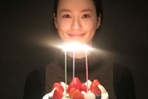 ‘염력’ 정유미, 생애 첫 악역 도전...케익들고 셀카 “오늘 ‘염력’ 개봉 축하”