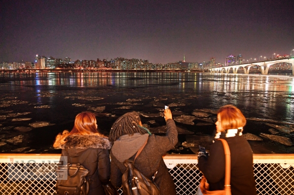 한강 야경을 감상하며 서울에서의 마지막 밤을 보내고 있는 알리미들.