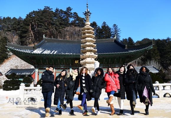 평창 월정사를 찾은 한국 관광 알리미들과 한국방문위원회 관계자들이 기념사진을 찍고 있다.