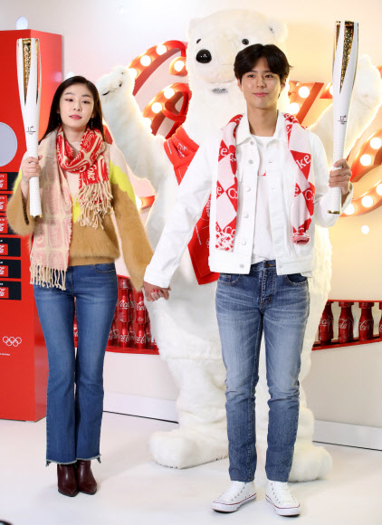 김연아-박보검, 짜릿한 도심 속 평창올림픽 체험  피겨여왕 김연아와 배우 박보검이 1일 오전 서울 마포구 홍익대학교 인근에서 열린 도심 속 평창 동계올림픽 체험공간 ‘코카-콜라 자이언트 자판기’ 오픈 기념행사에서 포즈를 취하고 있다.<br>연합뉴스