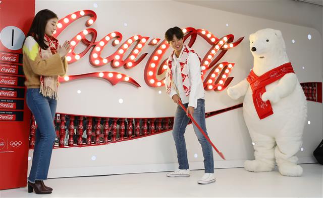 아이스하키 포즈 취하는 박보검, 박수치는 김연아  코카콜라의 2018 평창동계올림픽 캠페인 모델인 피겨여왕 김연아와 배우 박보검이 1일 오전 서울 마포구 홍대 앞 코카콜라 동계올림픽 홍보관에서 열린 ’자이언트 자판기 오프닝 세레모니’에 참석해 포즈를 취하고 있다.<br>뉴스1