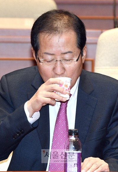 자유한국당 홍준표 대표가 1일 오후 국회 본청에서 열린 의원총회에서 물을 마시고 있다.  이종원 선임기자 jongwon@seoul.co.kr