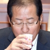 [서울포토] 물 마시는 홍준표 대표