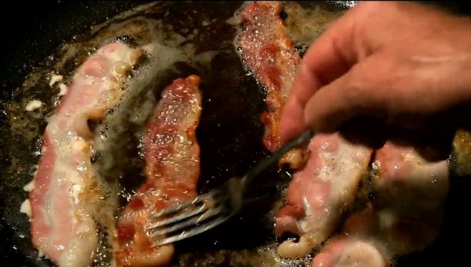 베이컨 굽는 모습(유튜브 영상 캡처)