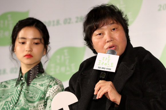 영화 소개하는 임순례 감독  1일 서울 중구 메가박스 동대문에서 열린 영화 ’리틀 포레스트’ 제작보고회에 임순례 감독(오른쪽)이 토크에 참여하고 있다.<br>연합뉴스
