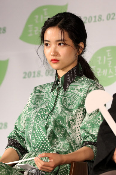 김태리, 천의 얼굴  1일 서울 중구 메가박스 동대문에서 열린 영화 ’리틀 포레스트’ 제작보고회에 배우 김태리가 토크에 참여하고 있다.<br>연합뉴스