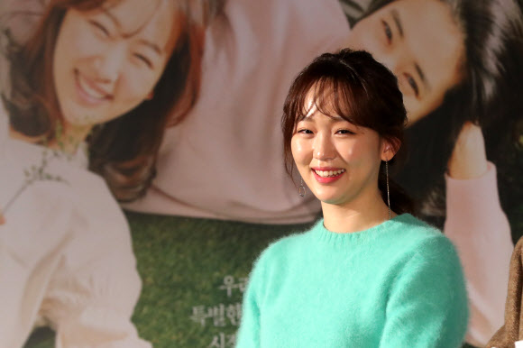 미소가 아름다운 진기주  1일 서울 중구 메가박스 동대문에서 열린 영화 ’리틀 포레스트’ 제작보고회에 배우 진기주가 토크에 참여하고 있다.<br>연합뉴스