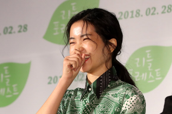 김태리, 가식 없는 미소  1일 서울 중구 메가박스 동대문에서 열린 영화 ’리틀 포레스트’ 제작보고회에 배우 김태리가 토크에 참여하고 있다.<br>연합뉴스