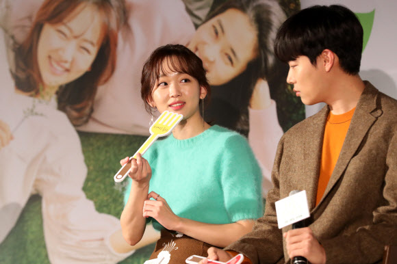 진기주 ’먹는 시늉도 예뻐’  1일 서울 중구 메가박스 동대문에서 열린 영화 ’리틀 포레스트’ 제작보고회에 배우 진기주가 포즈를 취하고 있다.<br>연합뉴스