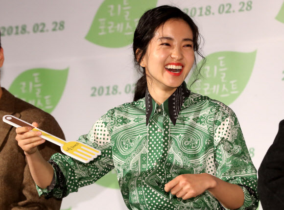 김태리 ’요리는 이렇게’  1일 서울 중구 메가박스 동대문에서 열린 영화 ’리틀 포레스트’ 제작보고회에 배우 김태리가 토크를 하고 있다.<br>연합뉴스