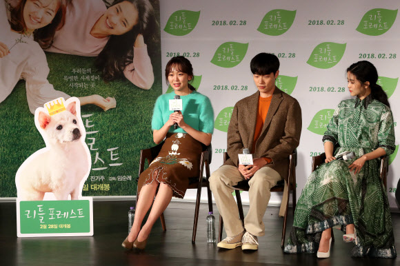 특별한 사계절 ’리틀 포레스트’  1일 서울 중구 메가박스 동대문에서 열린 영화 ’리틀 포레스트’ 제작보고회에 배우 진기주(왼쪽부터), 류준열, 김태리가 토크를 하고 있다.<br>연합뉴스