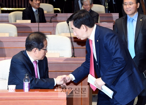 자유한국당 홍준표 대표가 1일 오후 국회 본청에서 열린 의원총회에서 김성태 원내대표와 악수를 하고 있다.  이종원 선임기자 jongwon@seoul.co.kr