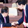 [서울포토] 홍준표 대표와 악수하는 김성태 원내대표