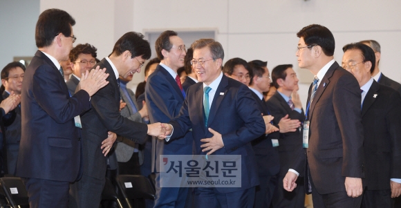 문재인 대통령이 1일 오후 세종시 정부세종컨벤션센터에서 개최된 국가균형발전 비전 선포식에 입장하고 있다. 안주영 기자 jya@seoul.co.kr