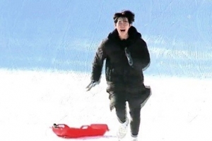 ‘발칙한 동거’ 강다니엘 옹성우 김재환, 눈밭 위서 포착 ‘해맑은 미소’