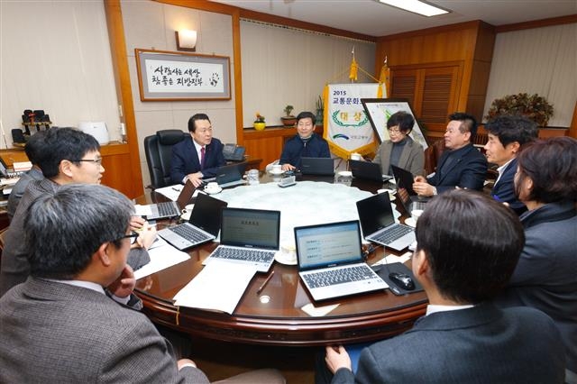 노현송(가운데 넥타이 맨 사람) 강서구청장이 1일 구청 집무실에서 직원들과 회의를 하며 빅데이터 분석을 통한 과학 행정의 중요성에 대해 이야기하고 있다.  강서구 제공