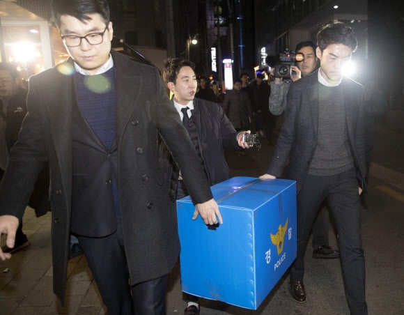 서울경찰청 사이버수사대가 1일 서울 강남구 역삼동에 있는 가상화폐 거래소 ‘빗썸’의 운영사인 비티씨코리아닷컴을 압수수색한 뒤 압수품을 들고 나오고 있다. 연합뉴스