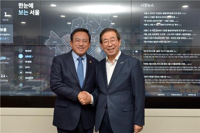 양준욱 서울시의회의장(왼쪽)이 지난 31일 박원순 서울시장을 만나 지하철 9호선 4단계 연장 조속 추진을 논의하고 악수를 하고 있다.