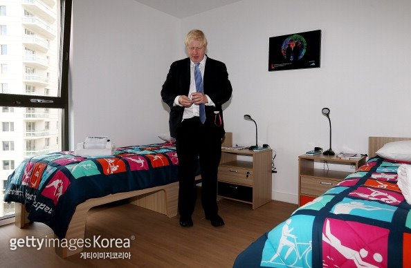 6년 전 런던올림픽 때 보리스 존슨 런던 시장이 선수촌 숙소에 비치된 무료 콘돔을 몸소 검수하고 있다. AFP 자료사진 