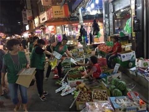 지난해 쓰레기 감량 마을공동체 ‘금빛찬란 봉사단’이 시흥동 현대시장 일대에서 재활용 분리배출 및 성숙한 쓰레기 버리기 문화정착 캠페인을 펼치고 있다. 금천구 제공 