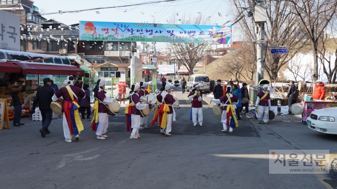 지난해 설 명절을 맞아 풍납시장 공영주차장에서 풍물놀이단이 공연을 하고 있다. 송파구 제공 