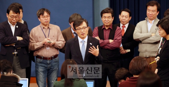김의겸 청와대 신임 대변인이 2일 서울 청와대 춘추관에서 첫 브리핑을 마친후 기자들의 질문을 받고 있다. 안주영 기자 jya@seoul.co.kr