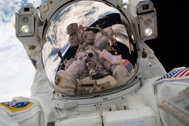 우주비행사 마크 반데 하이가 우주유영 중 촬영한 셀카.  NASA