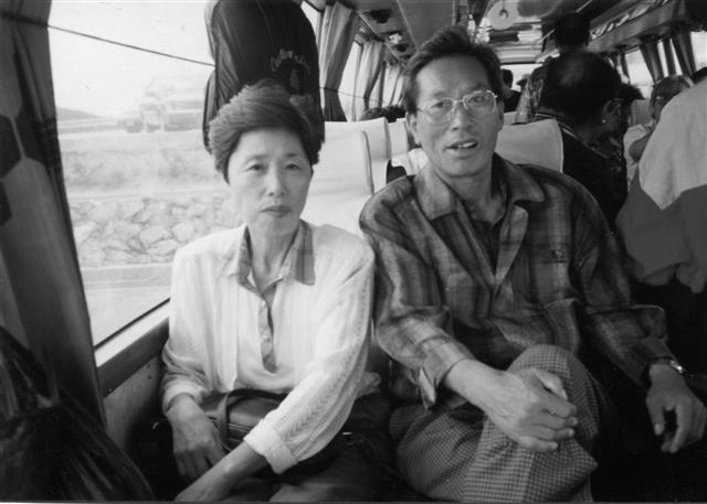 사회학자인 노명우 아주대 사회학과 교수에게 아버지 노병욱씨와 어머니 김완숙씨의 역사를 복원하는 일은 그 당시 보통사람들의 보편적인 삶을 발견하는 일이기도 하다. 1990년대 관광버스 안에 앉아 있는 노 교수의 부모님. 사계절출판사 제공