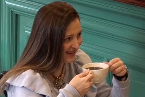 ‘윤식당2’ 정유미 미모에 반한 손님 “계속 보고 있었어”