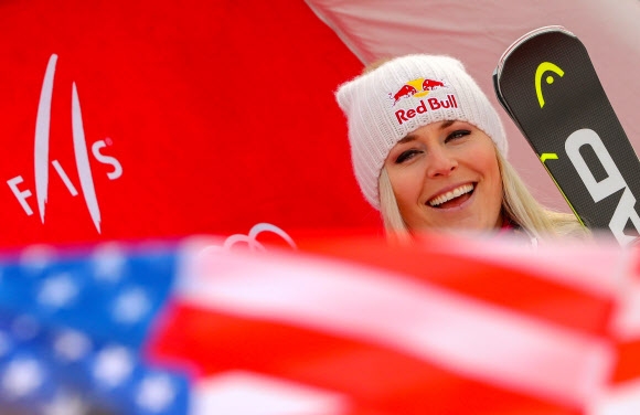 린지 본이 3일 독일 가르미슈 파르텐키르헨에서 열린 국제스키연맹(FIS) 월드컵 알파인 여자 활강(다운힐)을 우승한 뒤 시상대 위에서 성조기를 펼쳐든 채 기뻐하고 있다. 가르미슈 파르텐키르헨 AFP 연합뉴스 