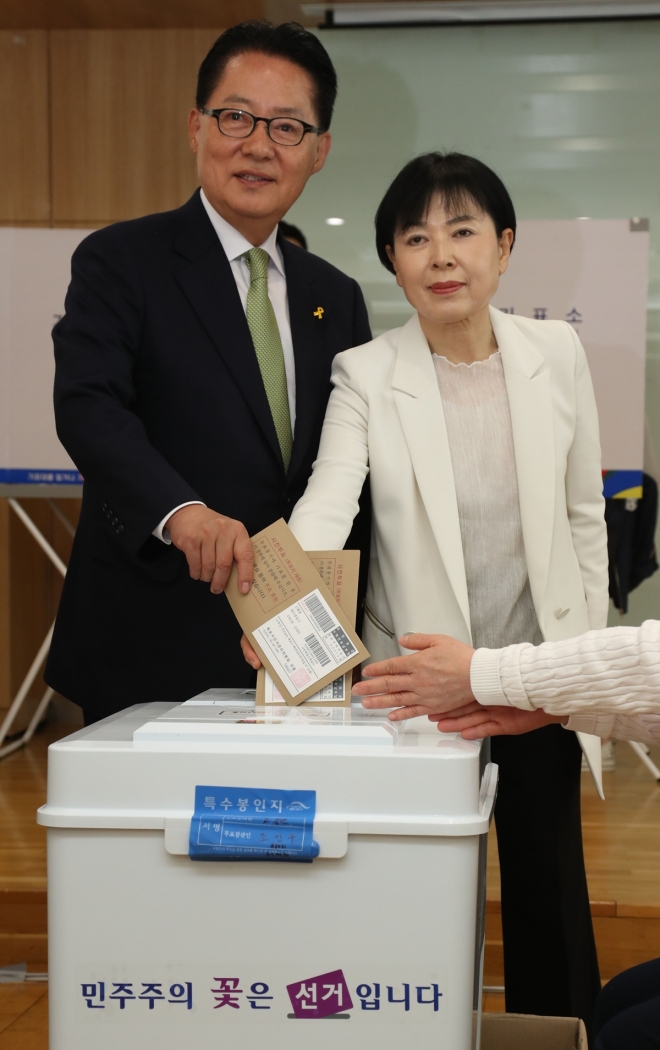 국민의당 박지원 상임중앙선거대책위원장이 제19대 대통령선거 사전투표가 시작된 4일 오전 서울 영등포구 여의동 주민센터에서 부인 이선자씨와 함께 사전투표를 하고 있다. 2017.5.4  연합뉴스