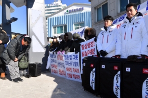 [서울포토] ‘외면받는 스키협회 이사’…알파인스키 국가대표 탈락선수들 항의 집회