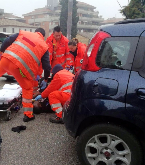 이탈리아서 총격 보행자 6명 부상…난민 노린 증오범죄인 듯