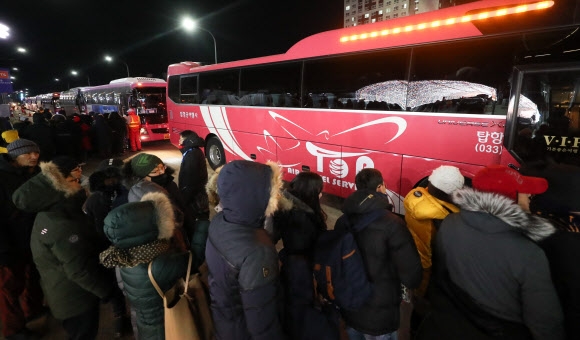 지난 3일 강원 평창 올림픽 스타디움에서 열린 평창동계올림픽 모의 개회식을 참관한 관람객들이 서둘러 셔틀버스에 오르고 있다. 평창 연합뉴스